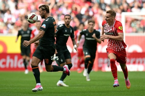 Niclas Fuellkrug controls the ball on his return to Werder Bremen.