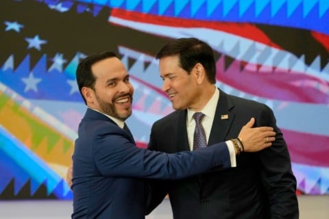 Colombia's President Abelardo de la Espriella (L) and US Secretary of State Marco Rubio embrace during a bilateral agreements signing ceremony in Barranquilla, Colombia