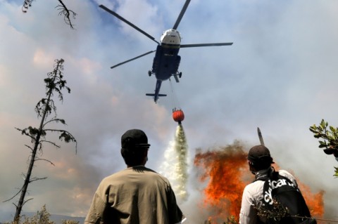 Forest fire threatens tourist town in Colombian Andes