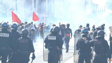 Riot police charge at protesting high school students in Toulouse