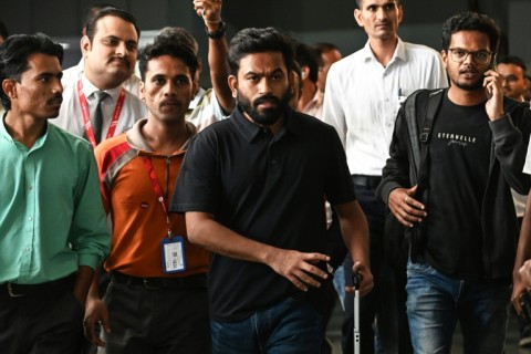 Indian activist Abhijeet Dipke (C) calls on supporters of the 'cockroach' movement to protest across the country