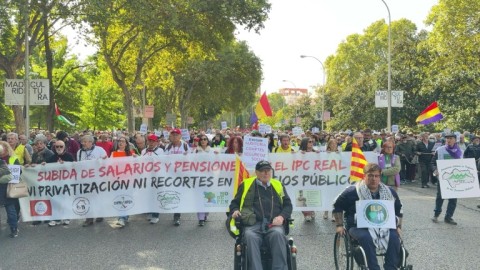 Thousands march to demand pension increase in Madrid