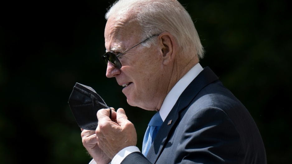 (FILES) In this file photo taken on July 27, 2022, US President Joe Biden removes his protective mask while arriving to deliver remarks in the Rose Garden of the White House in Washington, DC.US President Joe Biden on August 6, 2022, tested negative for Covid-19, days after coming down with a second bout of the illness.