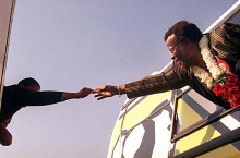 South African Home Minister and leader of the Inkatha Freedom Party leader Mangosuthu Buthelezi greets 31 May 1999 supporters in the township of Umlazi some 40 kilometres from Durban as political parties completed their election campaign just two days before the 02 June poll. (Photo by RAJESH JANTILAL / AFP)