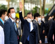 South Korean President Moon Jae-in waves upon his arrival at Expo 2020 to in the Gulf emirate of Dubai on January 16
