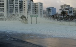Gale-force winds, rough seas and heavy rain battered the Mother City overnight. There are also warnings of localised flooding in Cape Town. 