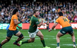 South African Francois Steyn (C) evades two Australians during a 2022 Rugby Championship match in Adelaide