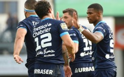 Leo Coly (R) is congratulated by team mates after scoring his try against Pau