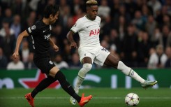Frankfurt's Japanese midfielder Makoto Hasebe (L) fights for the ball with Tottenham Hotspur's Ryan Sessegnon in London