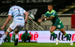 Elton Jantjies (R) played three matches for Pau in the Top 14 in 2021