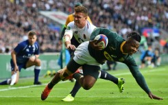 Sibusiso Nkosi (R) scores for South Africa against England at Twickenham in 2018.