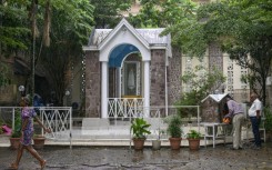 In Kinshasa, the faithful are flocking to buy T-shirts and wax tissues adorned with the image of Pope Francis