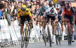 Roglic holds off Evenepoel at the line