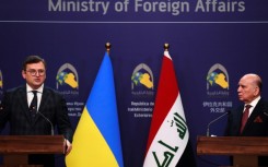 Iraq's Foreign Minister Fuad Hussein (R) and his Ukranian counterpart Dmytro Kuleba, on the first visit of its kind in 11 years