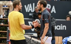 Medvedev shakes hands with Hanfmann