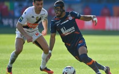 Angers' Algerian defender Ilyes Chetti (L)