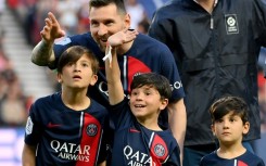 Lionel Messi with his children on the night of his last match with Paris Saint-Germain
