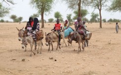 Sudanese refugees cross into Chad near Koufroun, Echbara, on May 1, 2023