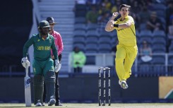 Australia's Sean Abbott (R) delivers a ball as South Africa's Temba Bavuma (L) looks on. AFP/Phill Magakoe. 