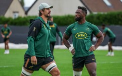 File: Eben Etzebeth (L) and Siya Kolisi attend a training session. AFP/Thomas Samson