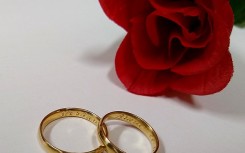 File: A pair of wedding rings. Wikimedia Commons/Mauro Cateb
