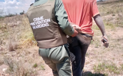 A Gauteng Crime Prevention Warden restraining a suspect. Twitter/@Lesufi