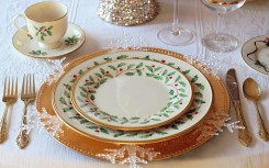 A Christmas table setting. Terri Cnudde from Pixabay