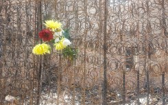 Flowers on the scene of the fire. eNCA/Hloni Mtimkulu
