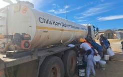 Residents in Komani scrambling for water. eNCA/Ronald Masinda
