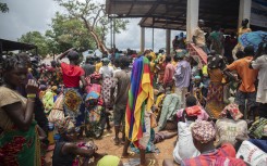 Displaced people from the province of Cabo Delgado gather to received humanitarian aid from the World Food Program. AFP/Alfredo Zuniga