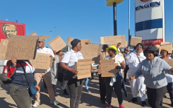 A group of frustrated community members threatened to shut down the busy town. eNCA/Bafedile Moerane