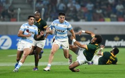 Argentina's Los Pumas fly-half Tomas Albornoz (C) evades South Africa's Springboks scrum-half Jaden Hendrikse. AFP/Geronimo Uranga