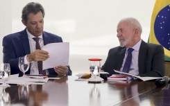 Brazil's President Luiz Inacio Lula da Silva (R) and Brazil's Economy Minister Fernando Haddad hold a meeting. AFP/Sergio Lima