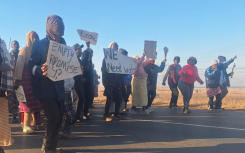Palm Ridge residents protest lack of services. eNCA/Bafedile Moerane