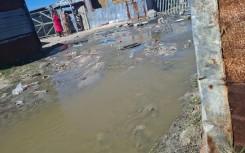 The sewage flooding the Makhaza homes. eNCA/Nobesuthu Hejana