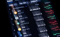 The logos of the cryptocurrencies Bitcoin (BTC), Ethereum (ETH), the stablecoin Tether (USDT), Binance Coin (BNB) and Solana (SOL) can be seen on the trading platform CoinMarcetCap. (Image with longer exposure time).