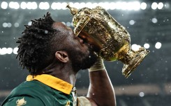 Siya Kolisi (C) kisses the Webb Ellis Cup