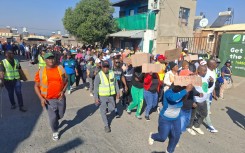 Residents in River Park, Alexandra, are demanding electricity. eNCA