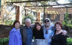 Carike Keuzenkamp, Chris Torr, Laurika Rauch, Anton Goosen en Rina Hugo staan vir 'n foto
