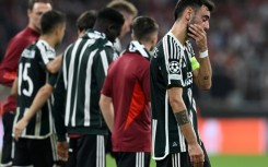 Manchester United's Bruno Fernandes (R) and his team have made a dismal start to the season