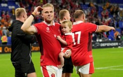 Wales fly-half Gareth Anscombe (C)