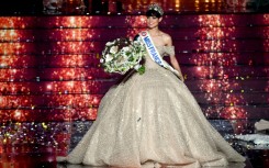 Miss France 2024, Miss Nord-Pas-de-Calais, Eve Gilles, sur scène après son élection à Dijon le 16 décembre 2023