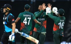 Bangladesh's Rishad Hossain (2nd R) celebrates with teammates Shoriful Islam (2nd L) and wicketkeeper Litton Das (R) to dismiss New Zealand's Mark Chapman (L) in Napier