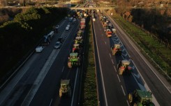 Angry farmers block freeway in southwestern France