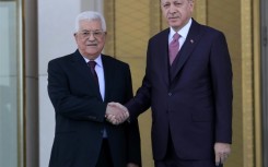 Abbas (L) shakes hands with Erdogan (R) in Ankara on August 28, 2017