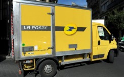 Working with community centres, hospitals and caterers, French postal drivers already deliver mostly elderly people more than 15,000 meals per day