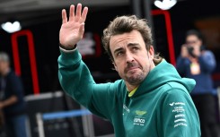 Fernando Alonso pens new Aston Martin deal