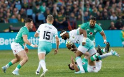 South Africa captain Siya Kolisi (C) runs with the ball during a victory over Ireland in Pretora on July 6.