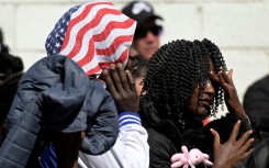 Unos migrantes esperan para completar sus papeles en la Comisión Mexicana de Ayuda a Refugiados en Naucalpan de Juárez, en México, el 28 de enero de 2025