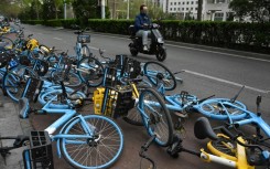 Strong winds sweeping Beijing and northern China forced hundreds of flights to be cancelled and rail services to be suspended
